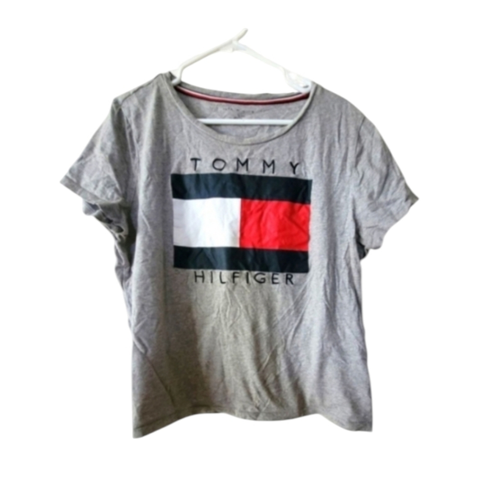 Vintage Tommy Hilfiger Gray Tee with Red and Navy Blue Flag Logo Size Large/XL